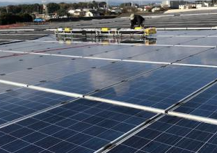 大分県中津市内の倉庫・屋根太陽光パネル洗浄工事